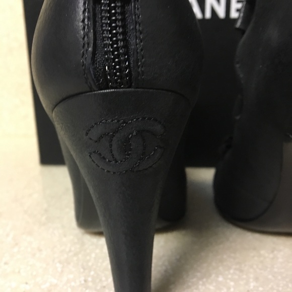 CHANEL Bow Heel Black Leather Size 39 - Picture 6 of 8